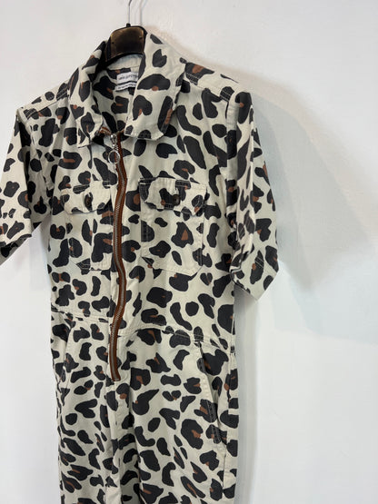 URBAN OUTFITERS. Mono beige animal print T.s