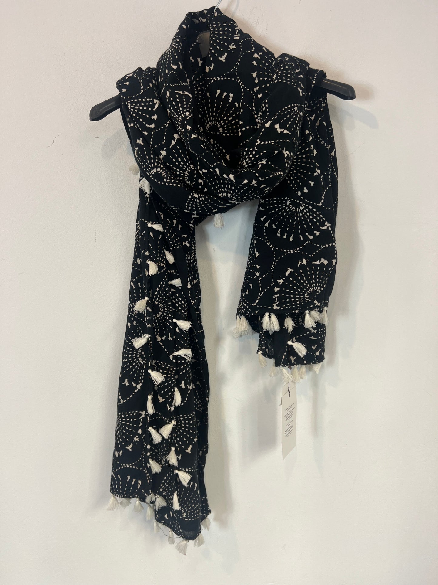 ANTIK BATIK. Black scarf printed Tu