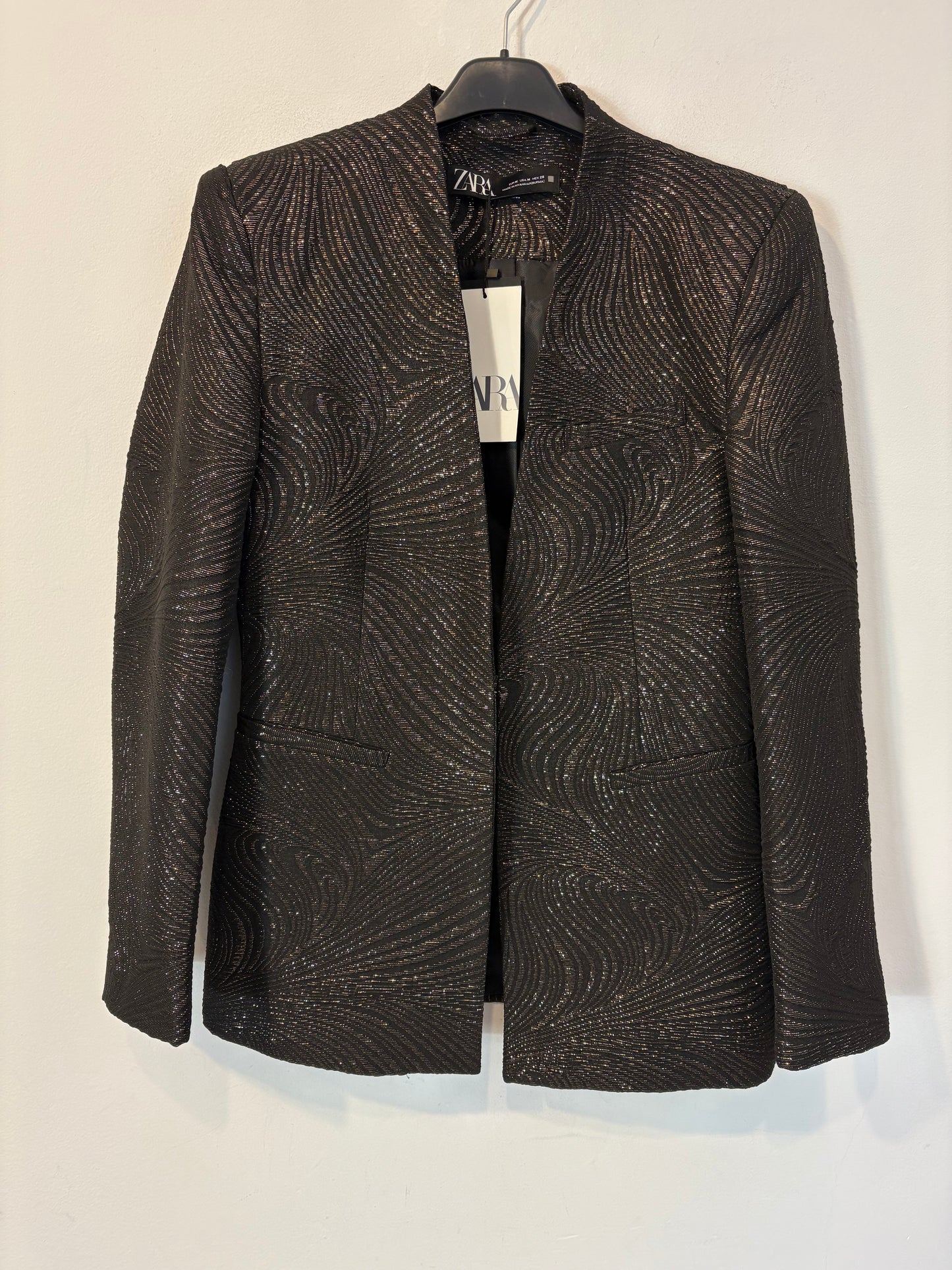 ZARA. Blazer negra hilos dorados