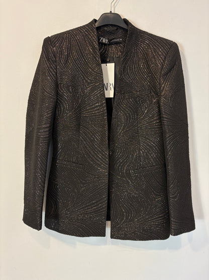 ZARA. Blazer negra hilos dorados