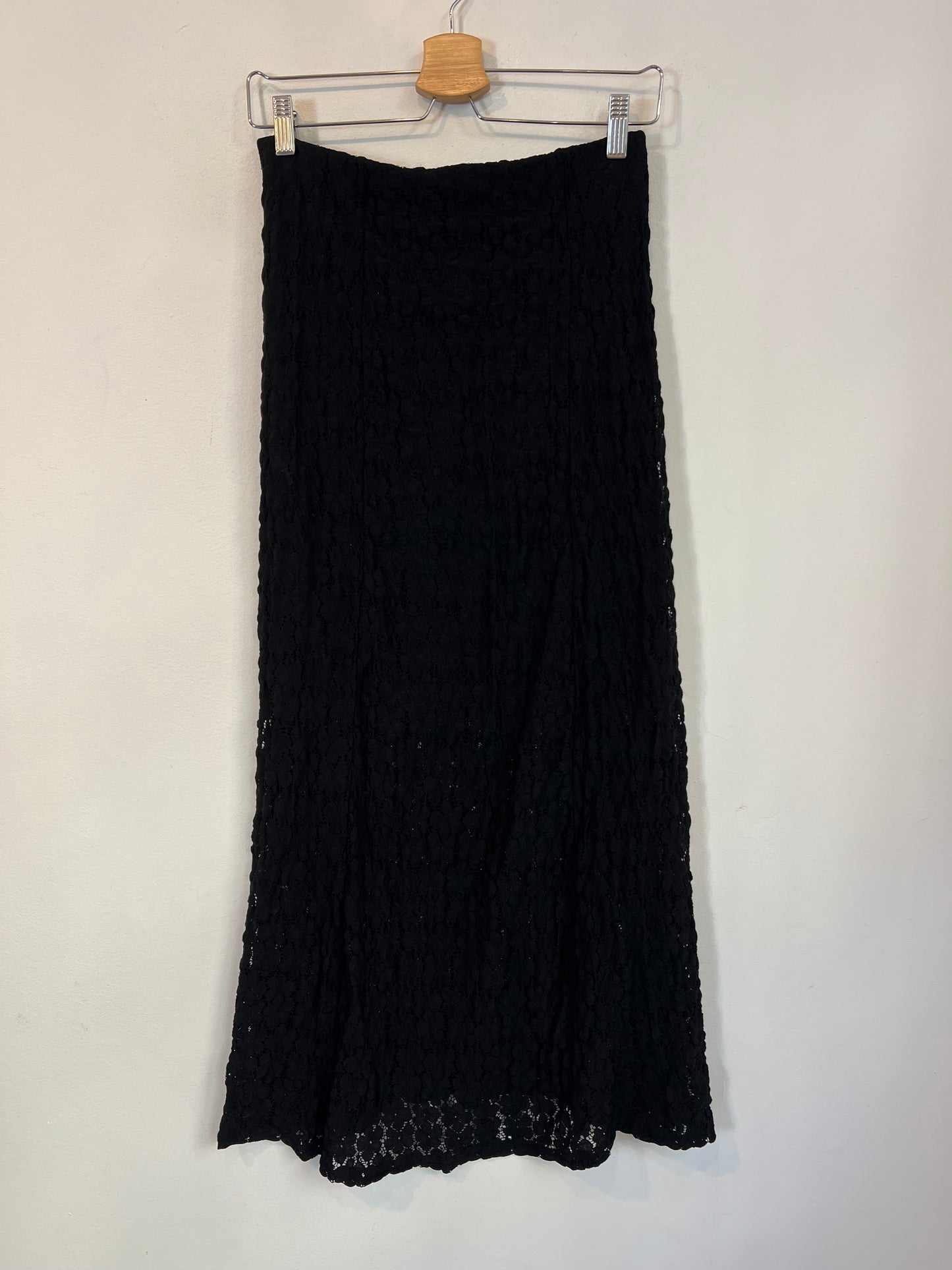 AWARE. Falda midi negra encaje06