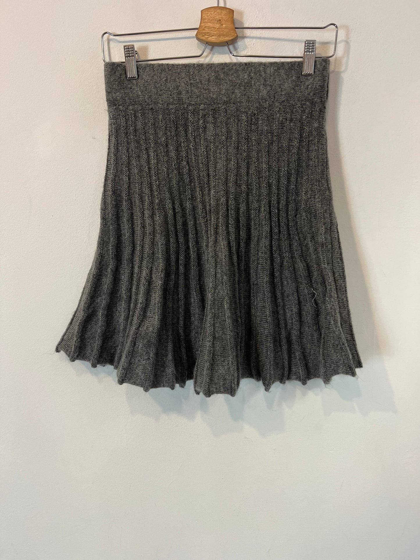 ZARA. Falda gris punto plisada