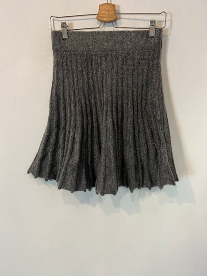 ZARA. Falda gris punto plisada