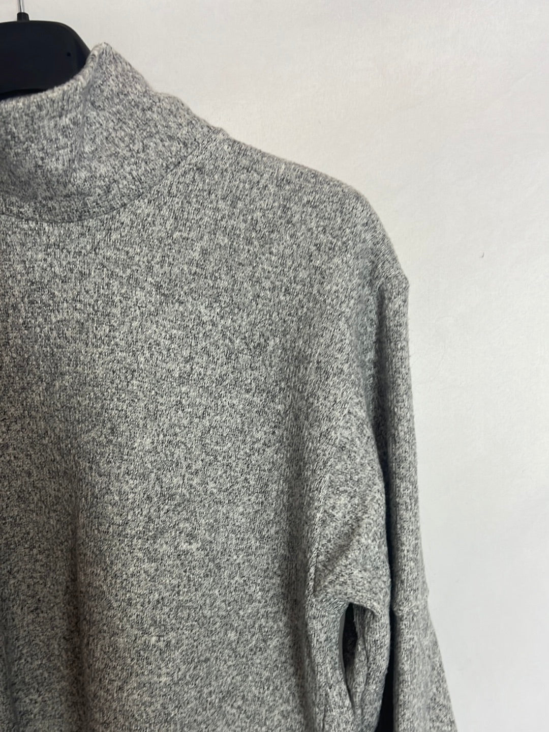 ZARA. Jersey gris cuello alto jaspeado. T S