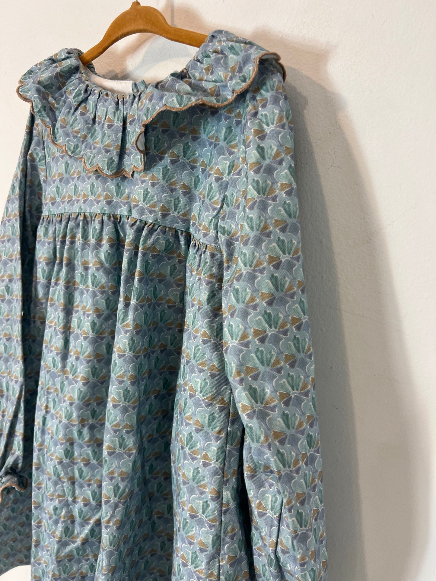 DOÑA CARMEN. Vestido estampado fondo azul claro. T 8 años