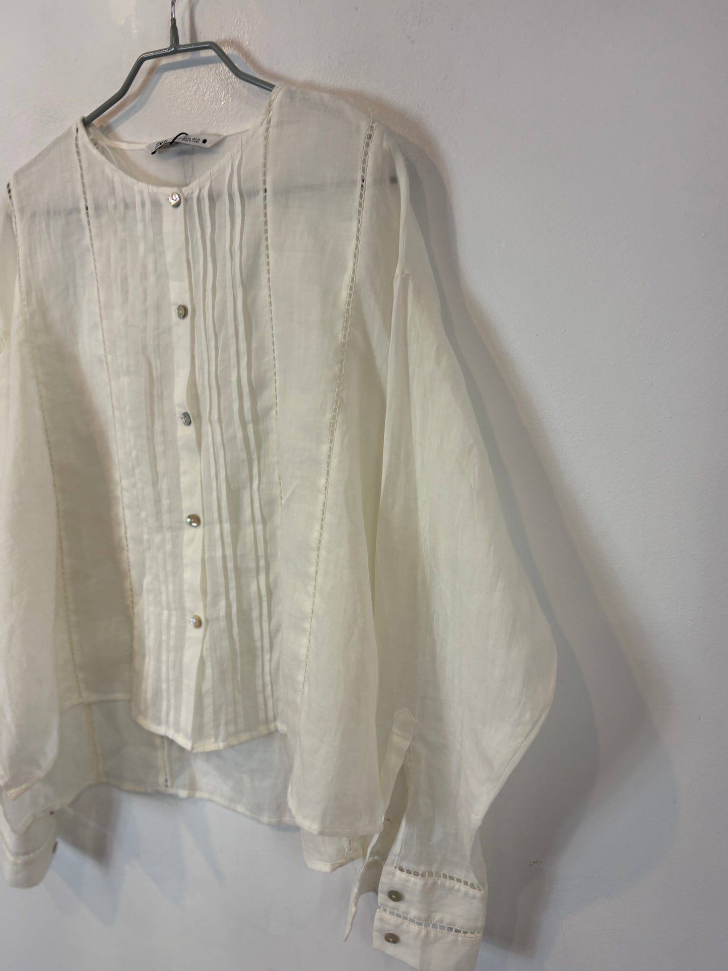 ZARA. Blusa color crudo lino