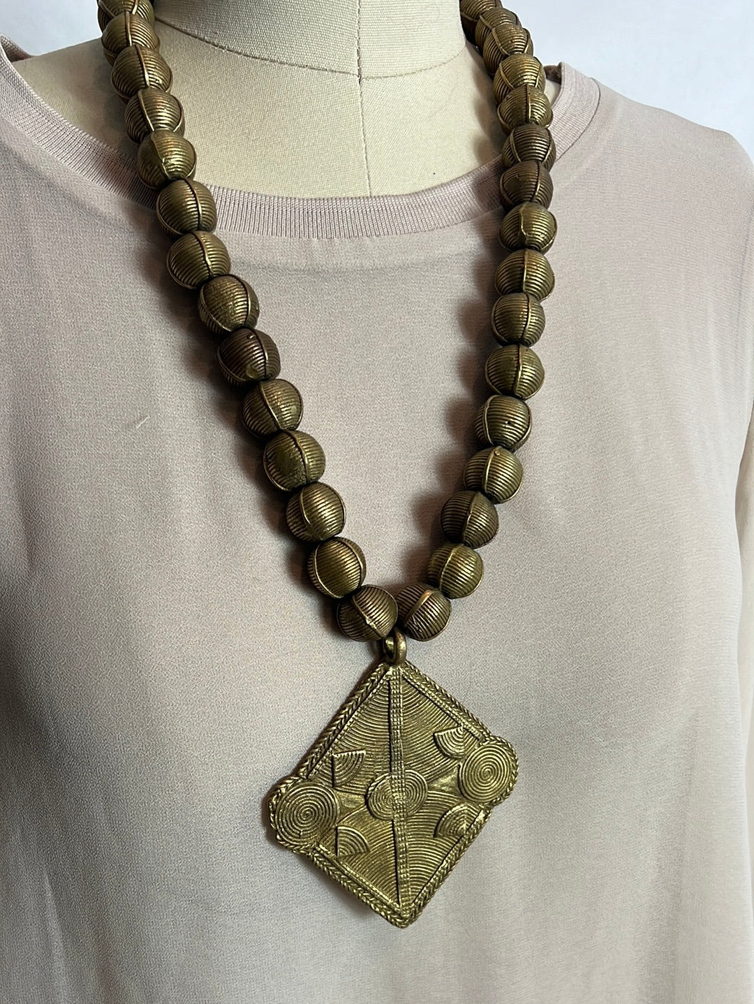 OTRAS. Collar bolas y colgante