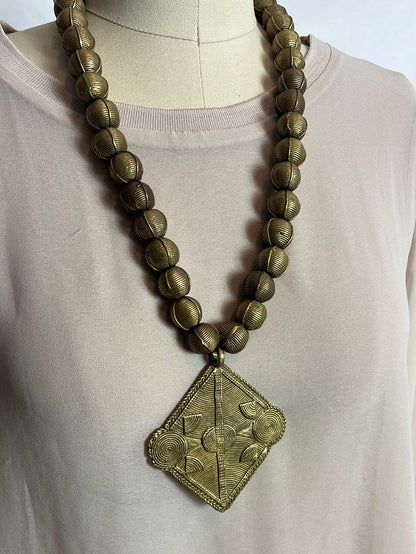 OTRAS. Collar bolas y colgante