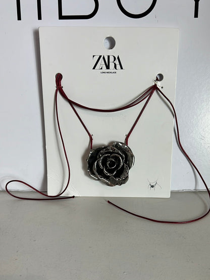 ZARA. Collar flor cordón rojo