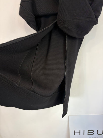 MIRIAM OCARIZ. Vestido negro textura capa