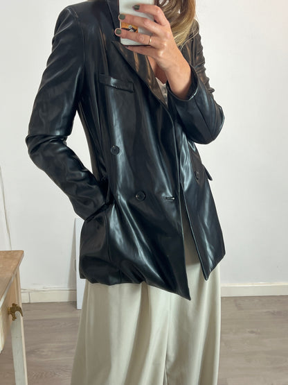 CLP. Blazer negra efecto piel. T M