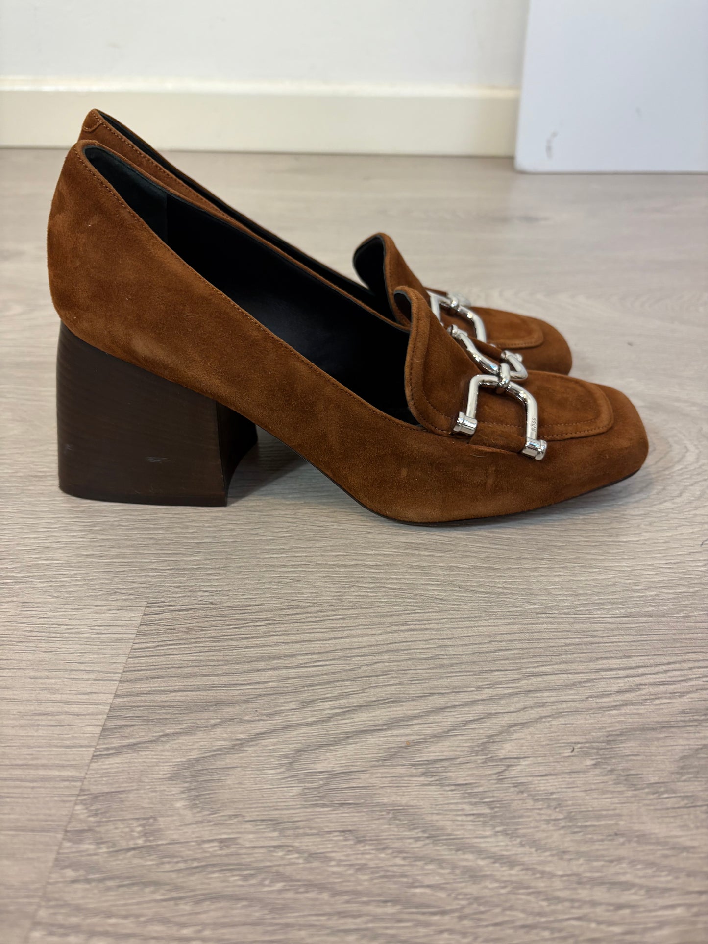 HUGO BOSS. Zapatos tacón piel hebilla