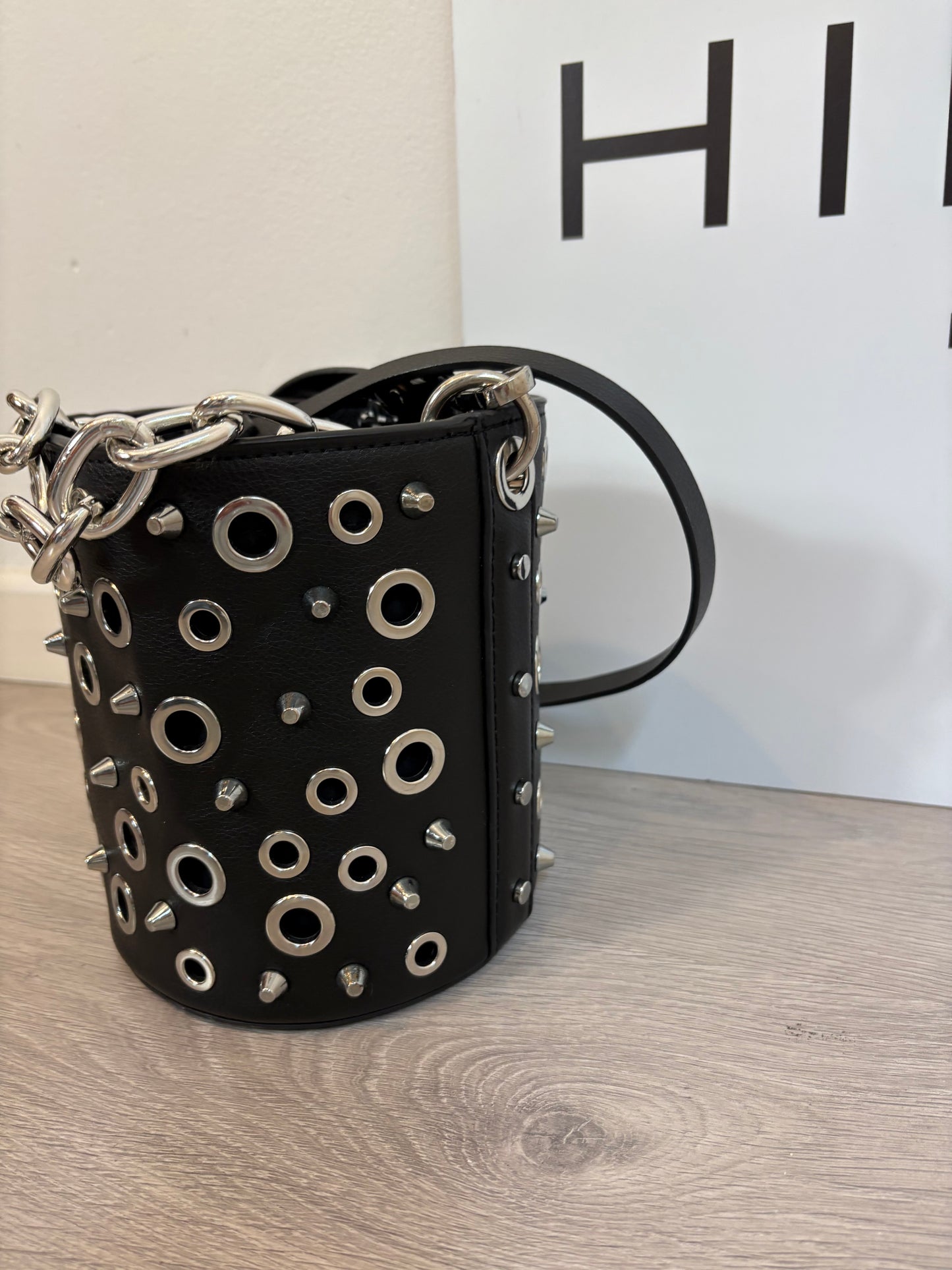 ZARA. Bolso negro tachuelas