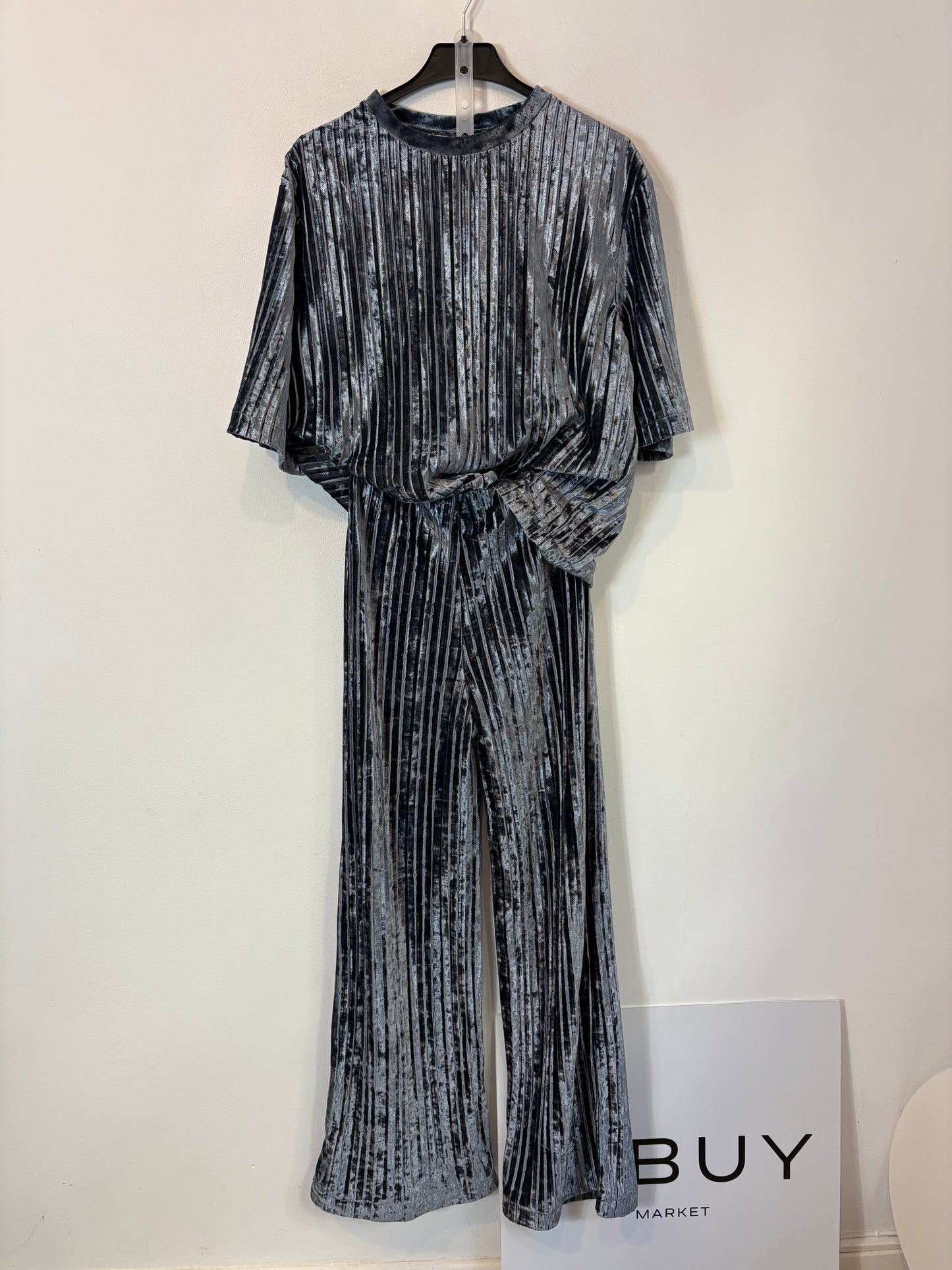 MANGO. Conjunto terciopelo plisado