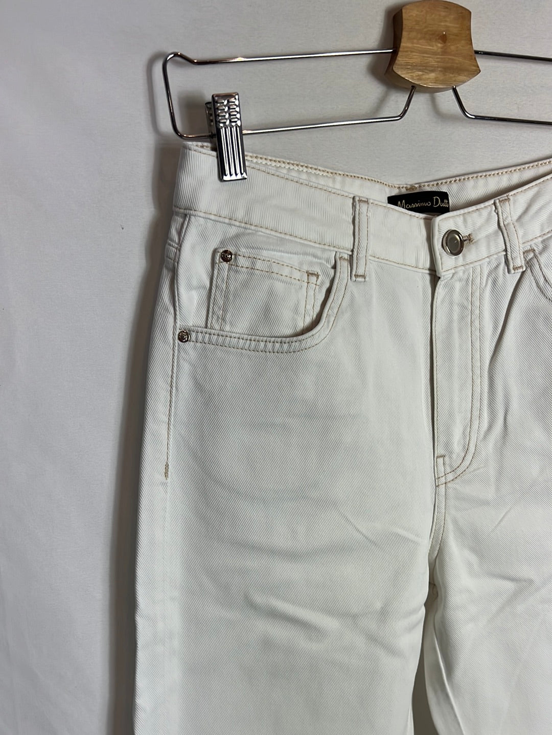MASSIMO DUTTI. Denim blanco estilo mom fit costuras. T 38
