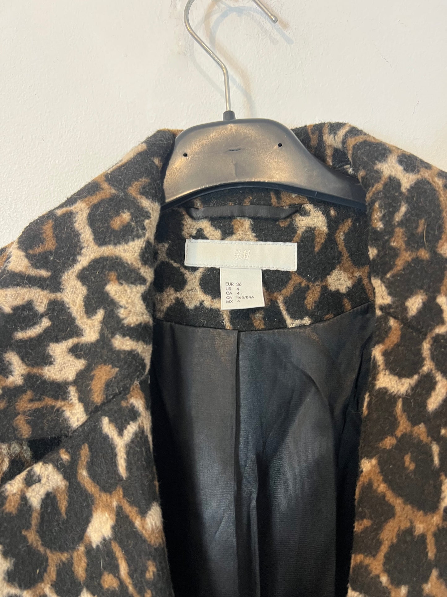 H&M. Abrigo animal print