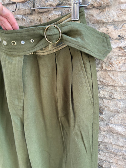 SCALPERS. Conjunto verde tachas. T S