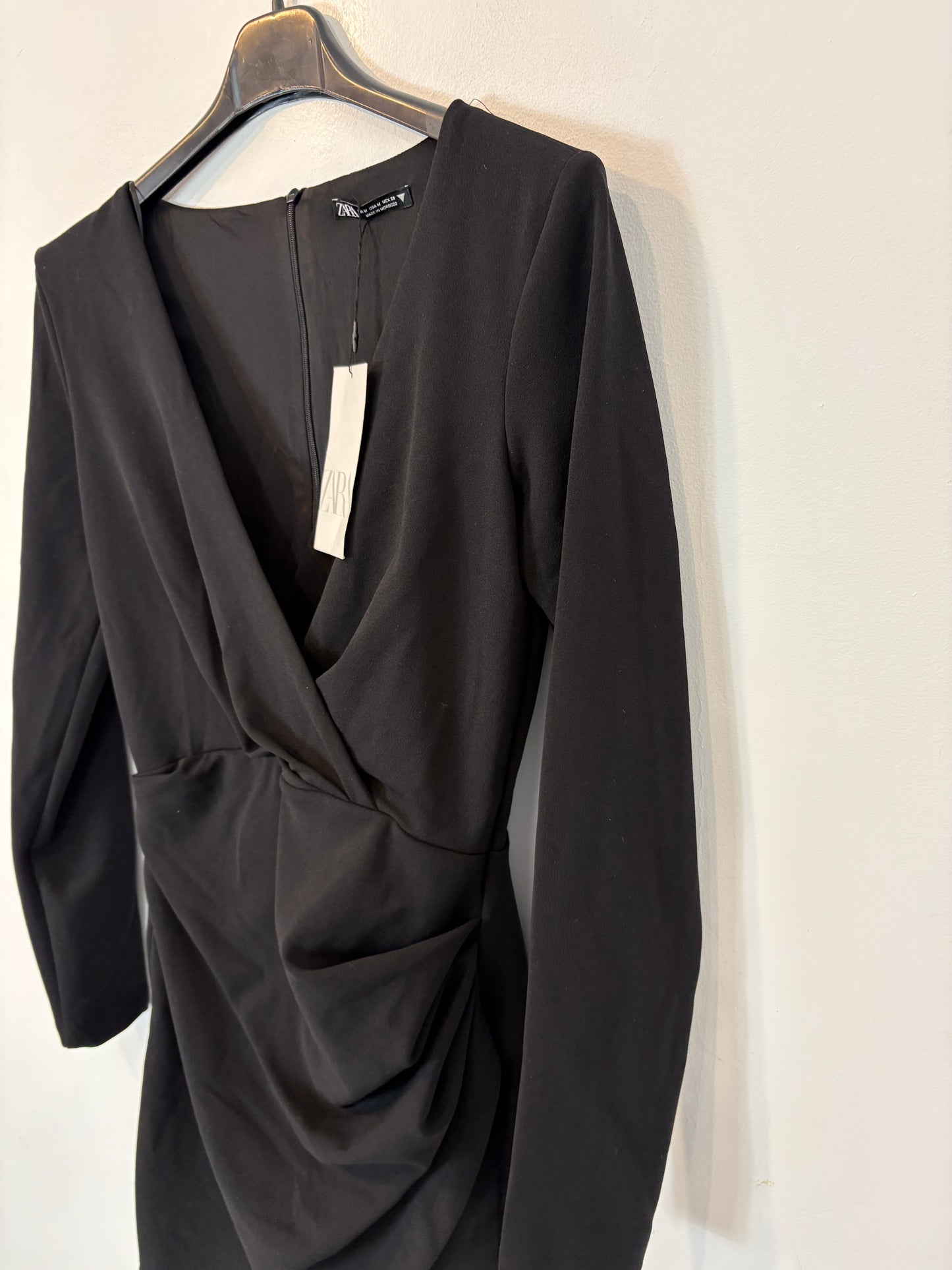ZARA. Vestido corto negro fruncidos