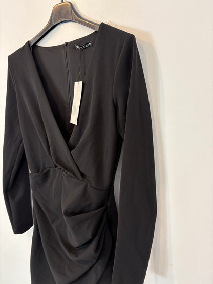 ZARA. Vestido corto negro fruncidos