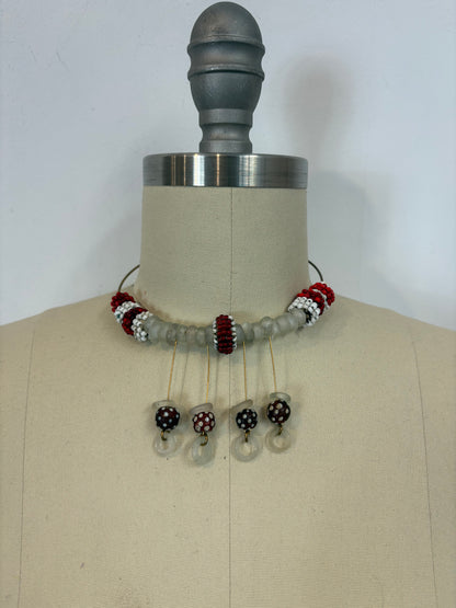 OTRAS. Choker cuenta rojas y blancas