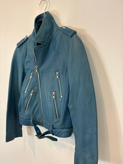 MAJE. Cazadora piel azul cremalleras