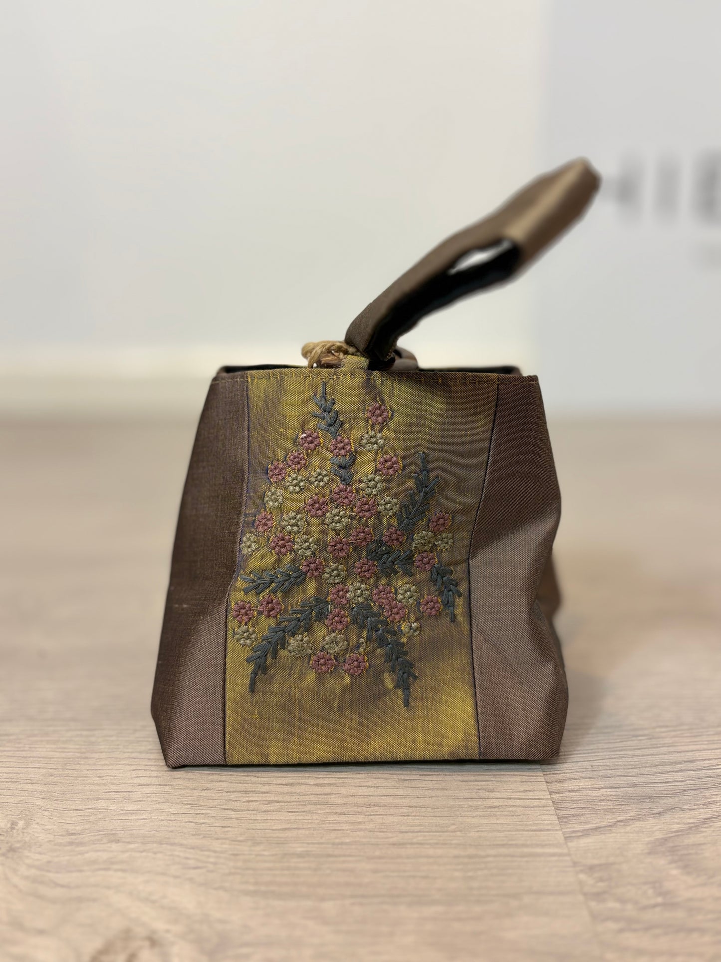OTRAS. Bolso de mano flores bordadas