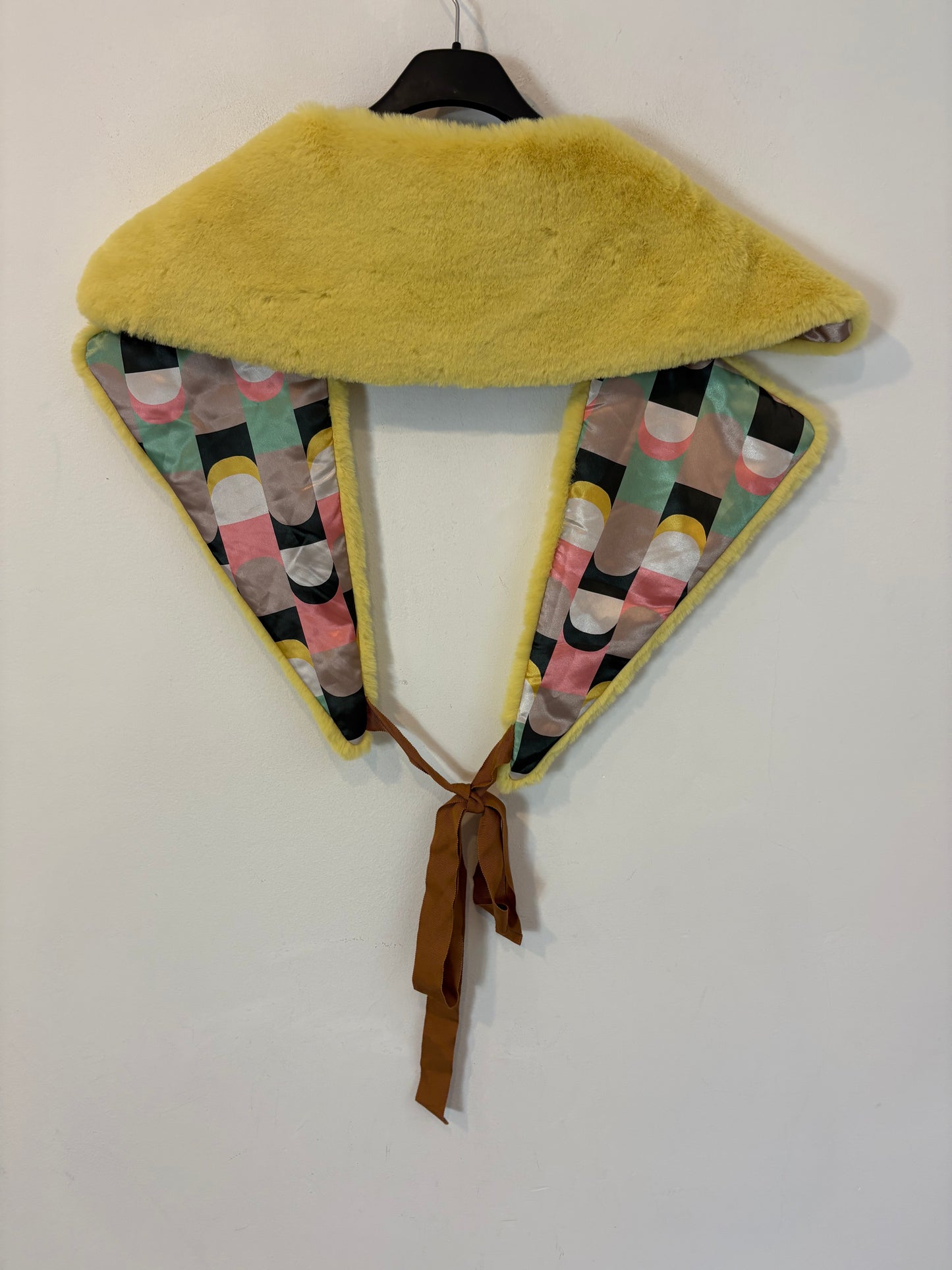 MALIPARMI. Cuello pelo colores