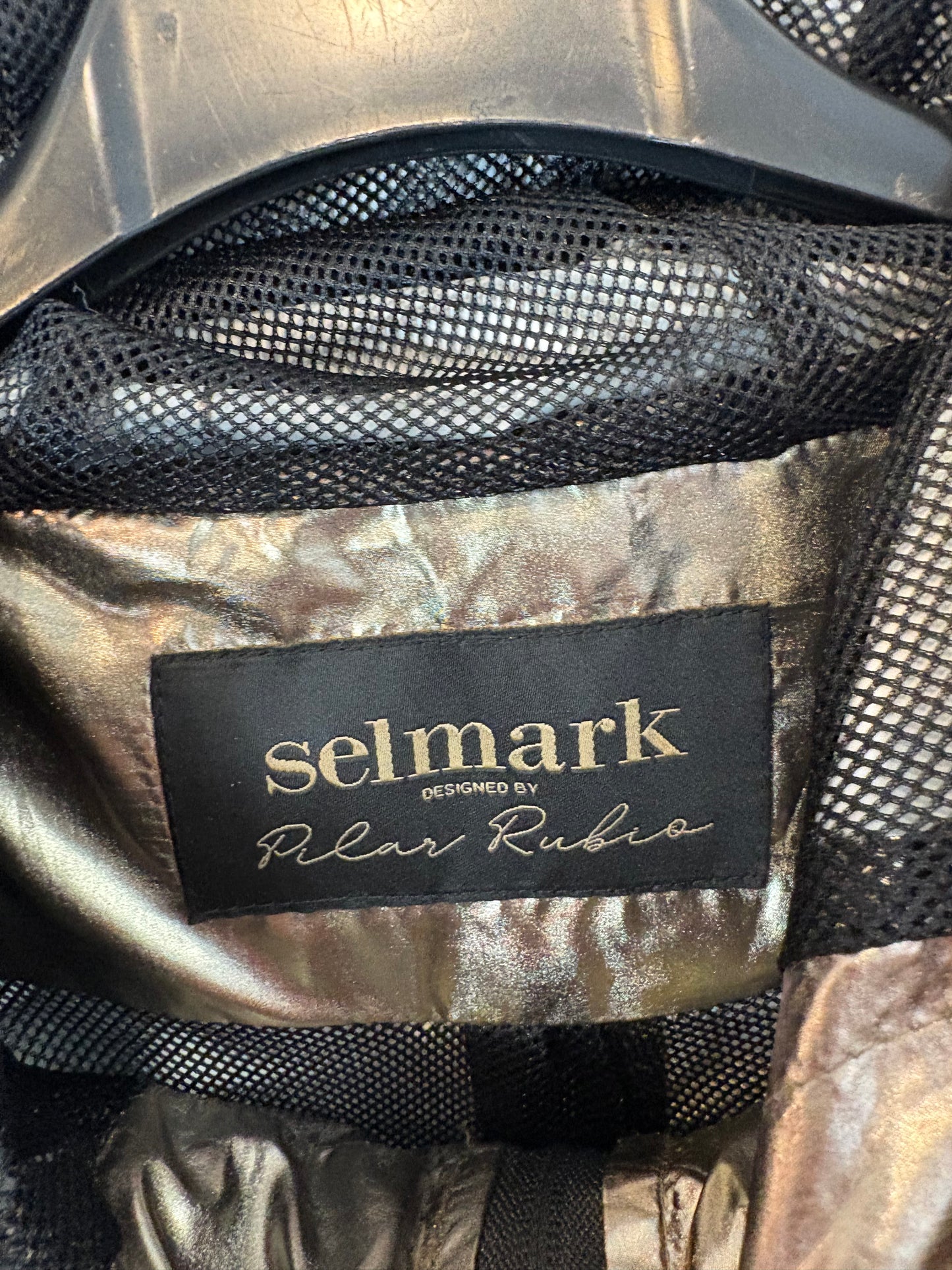 SELMARK x Pilar Rubio. Corta vientos dorado