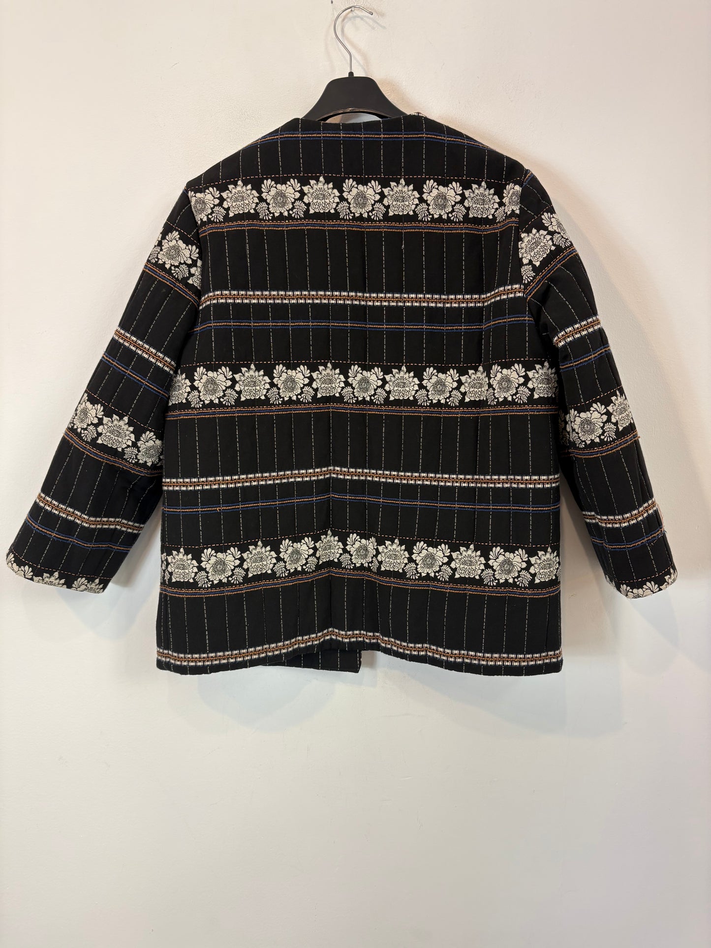 JOSEPHINE. Chaqueta  acolchada bordados