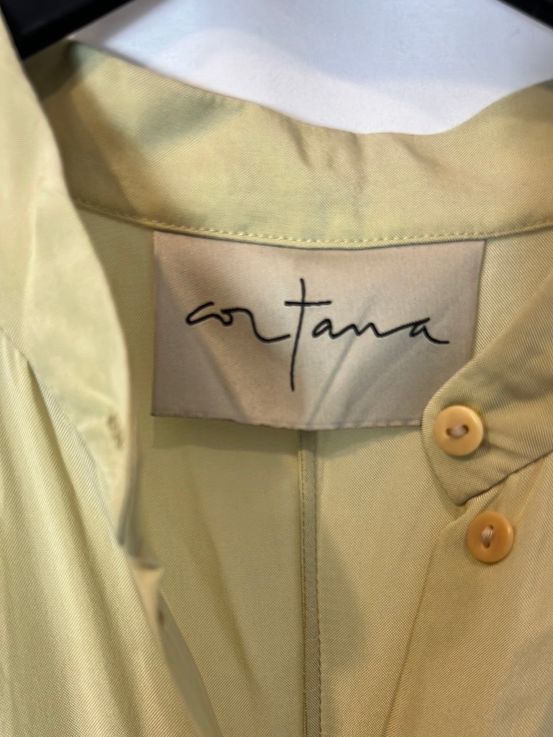 CORTANA. Vestido largo beige abotonado. T 38
