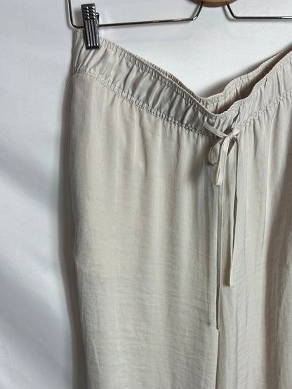 H&M. Pantalones fluidos color champagne. T L