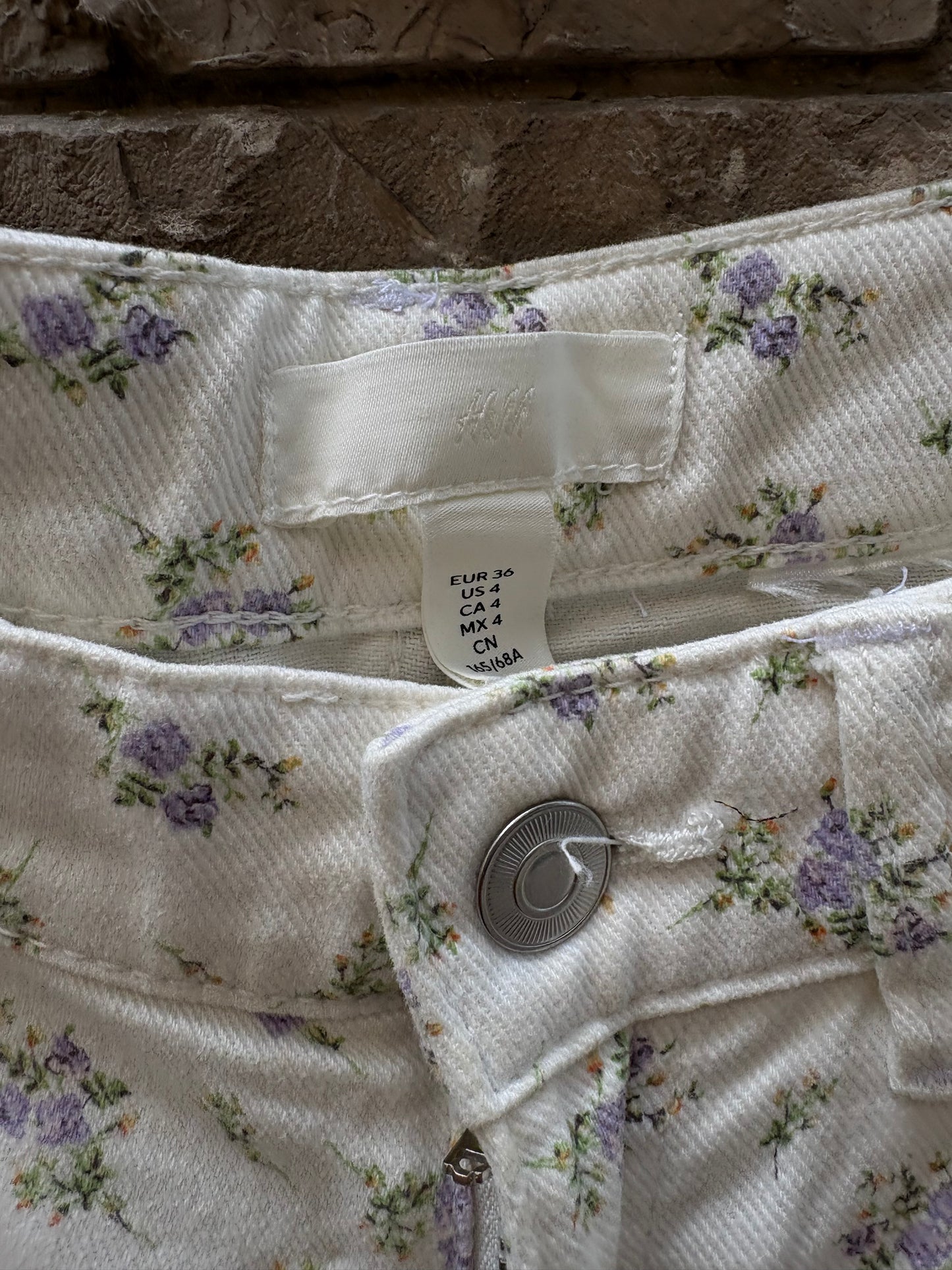 H&M. Pantalón blanco detalle flores