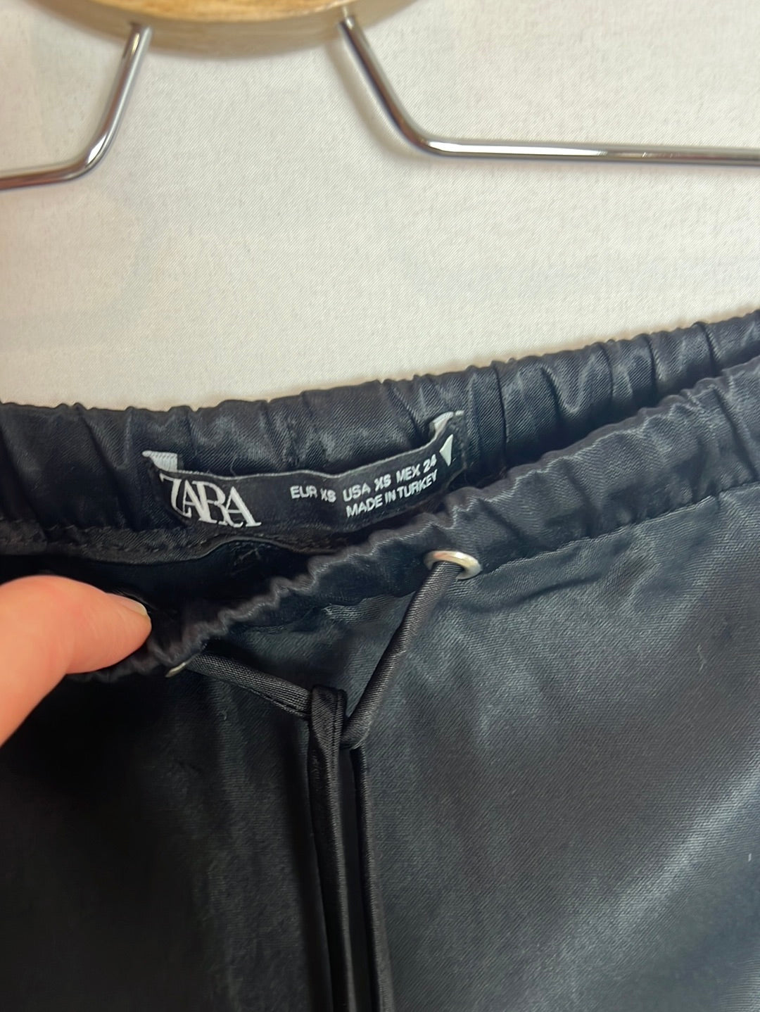 ZARA. Falda midi satinada negra. T XS