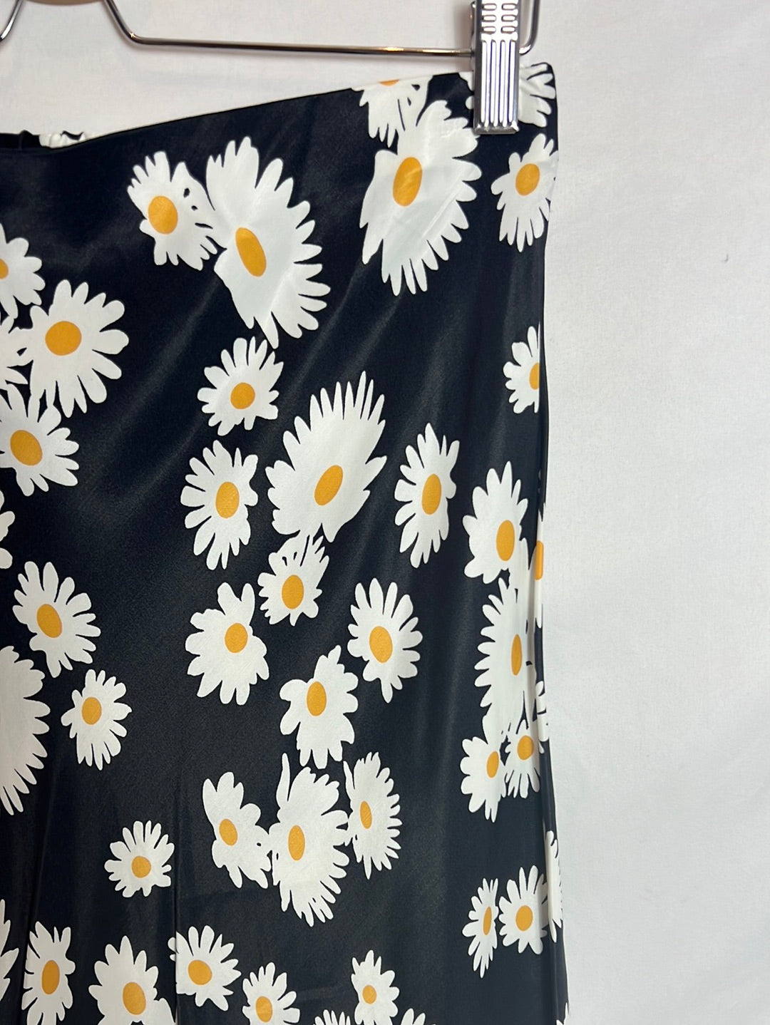 SFERA. Falda midi negra margaritas. T L