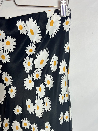 SFERA. Falda midi negra margaritas. T L