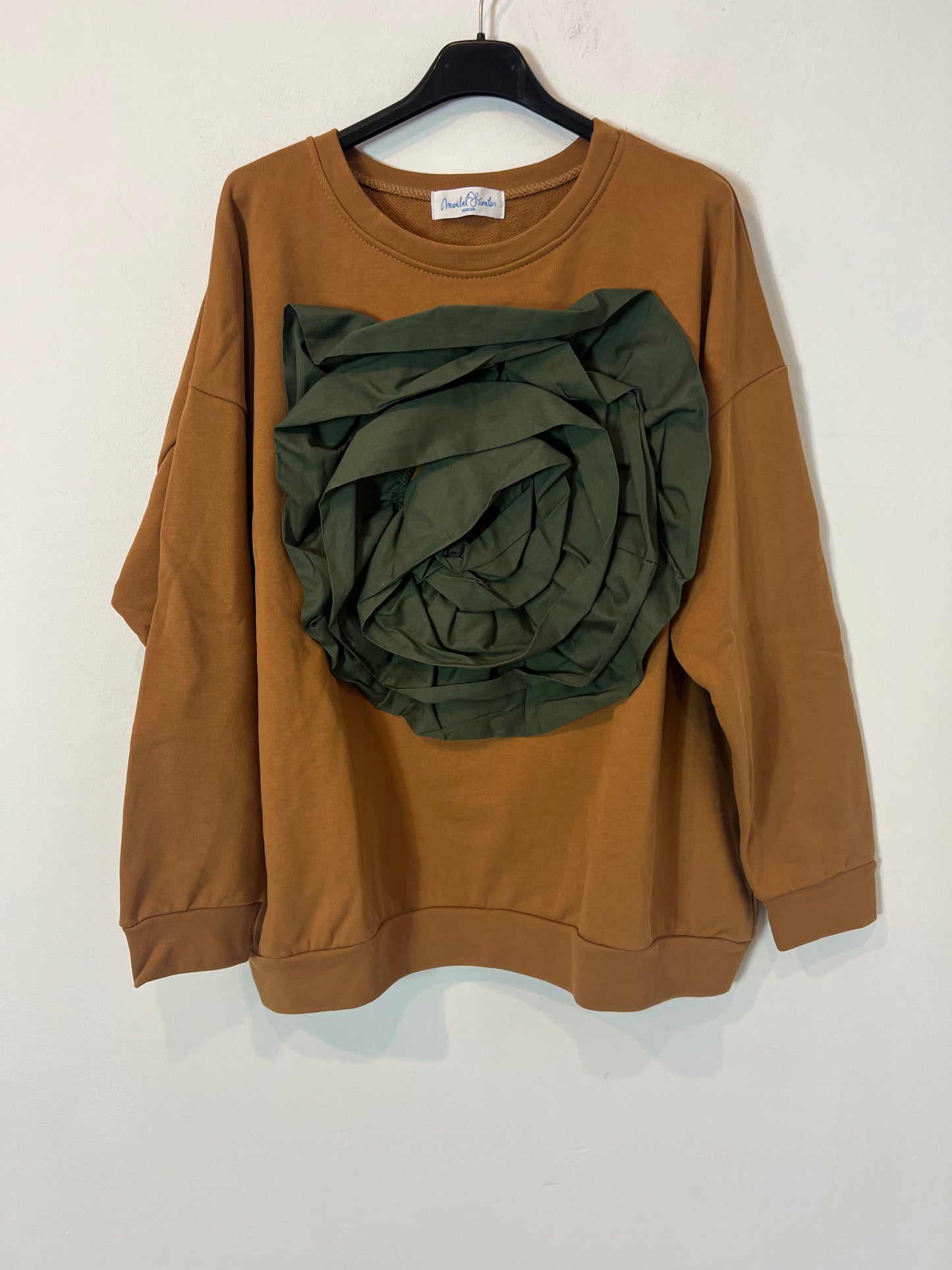 MARIBEL FUENTES. Sudadera camel flor T.u(m)
