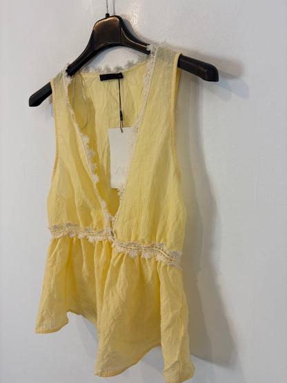 ZARA. Top amarillo pastel textura