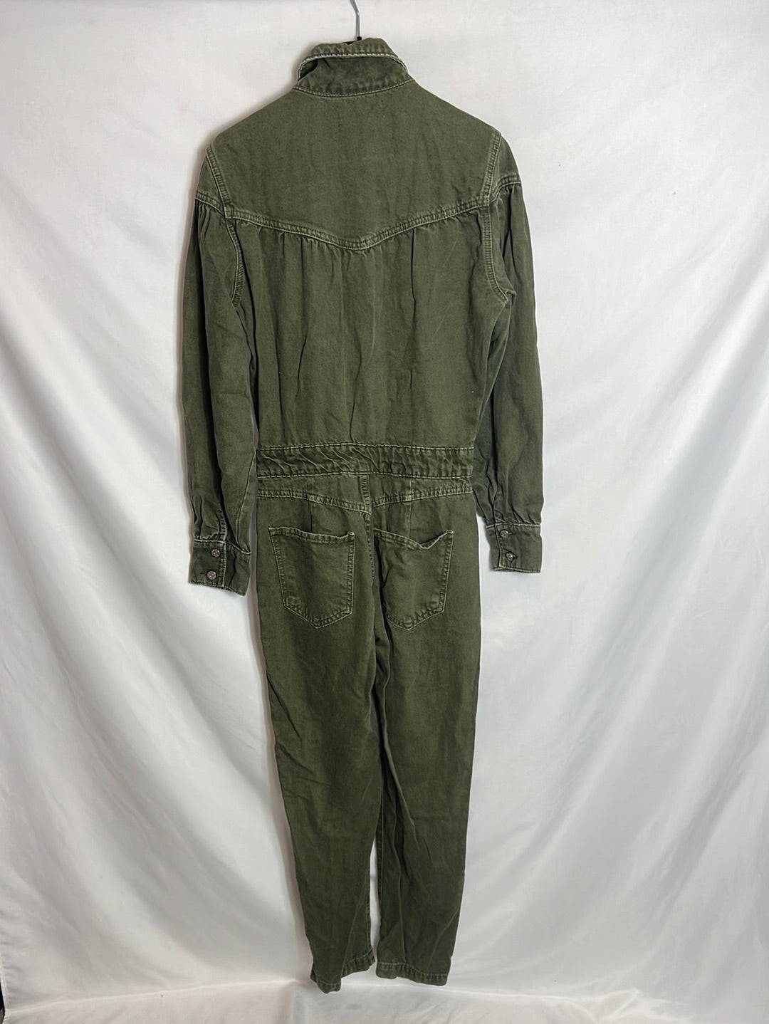 MANGO. Mono denim verde efecto desgastado. T S