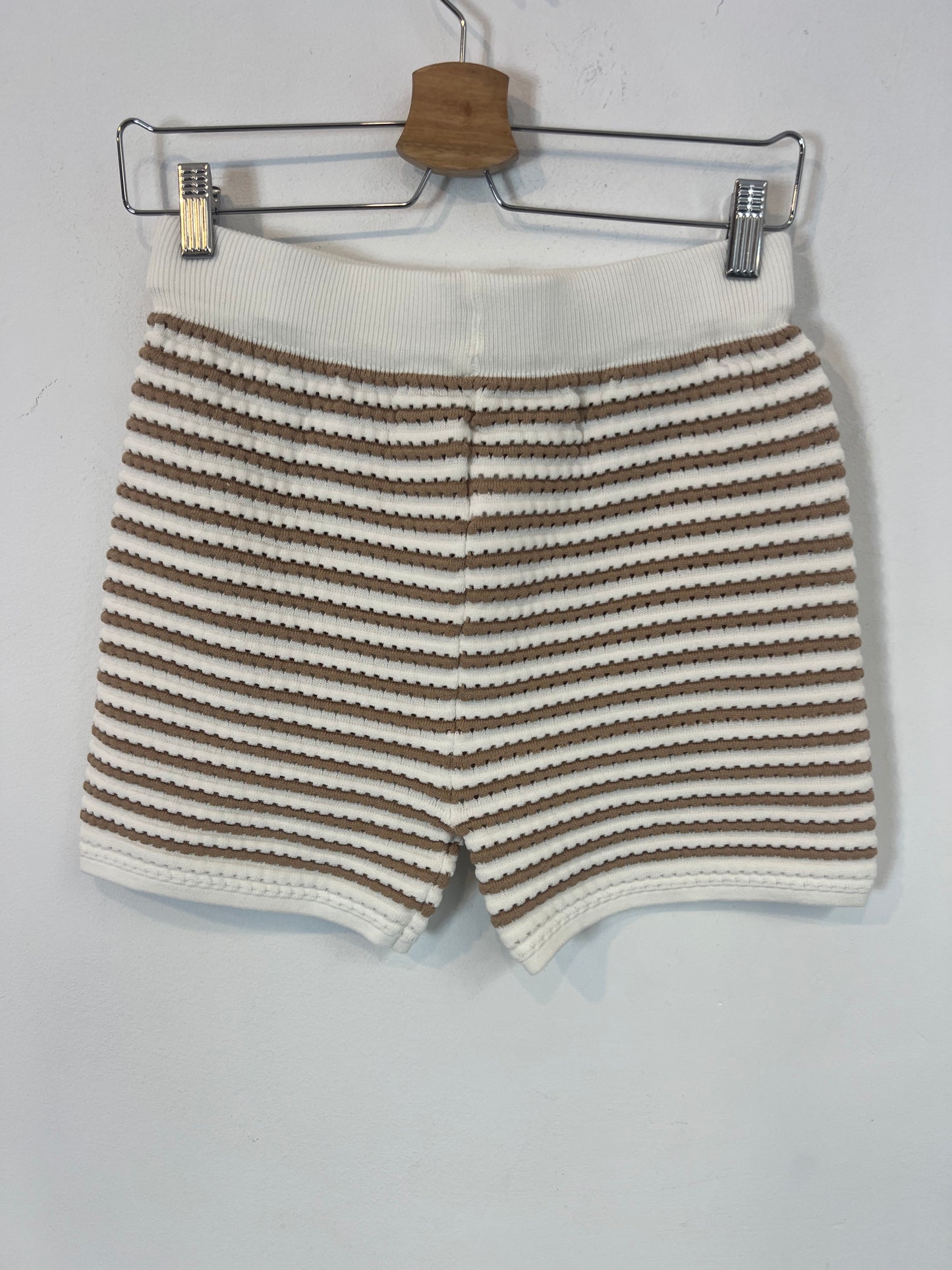 OTRAS. Conjunto  beige y blanco perforado. T S