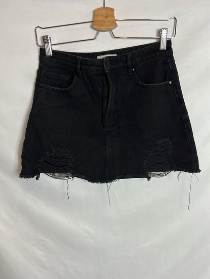 FOREVER 21. Short black ripped skirt. Size 34