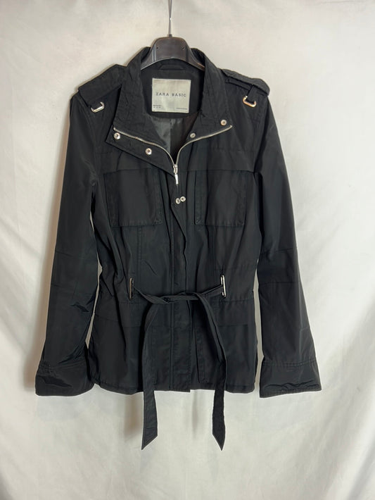 ZARA. Chaqueta negra cortavientos. T M