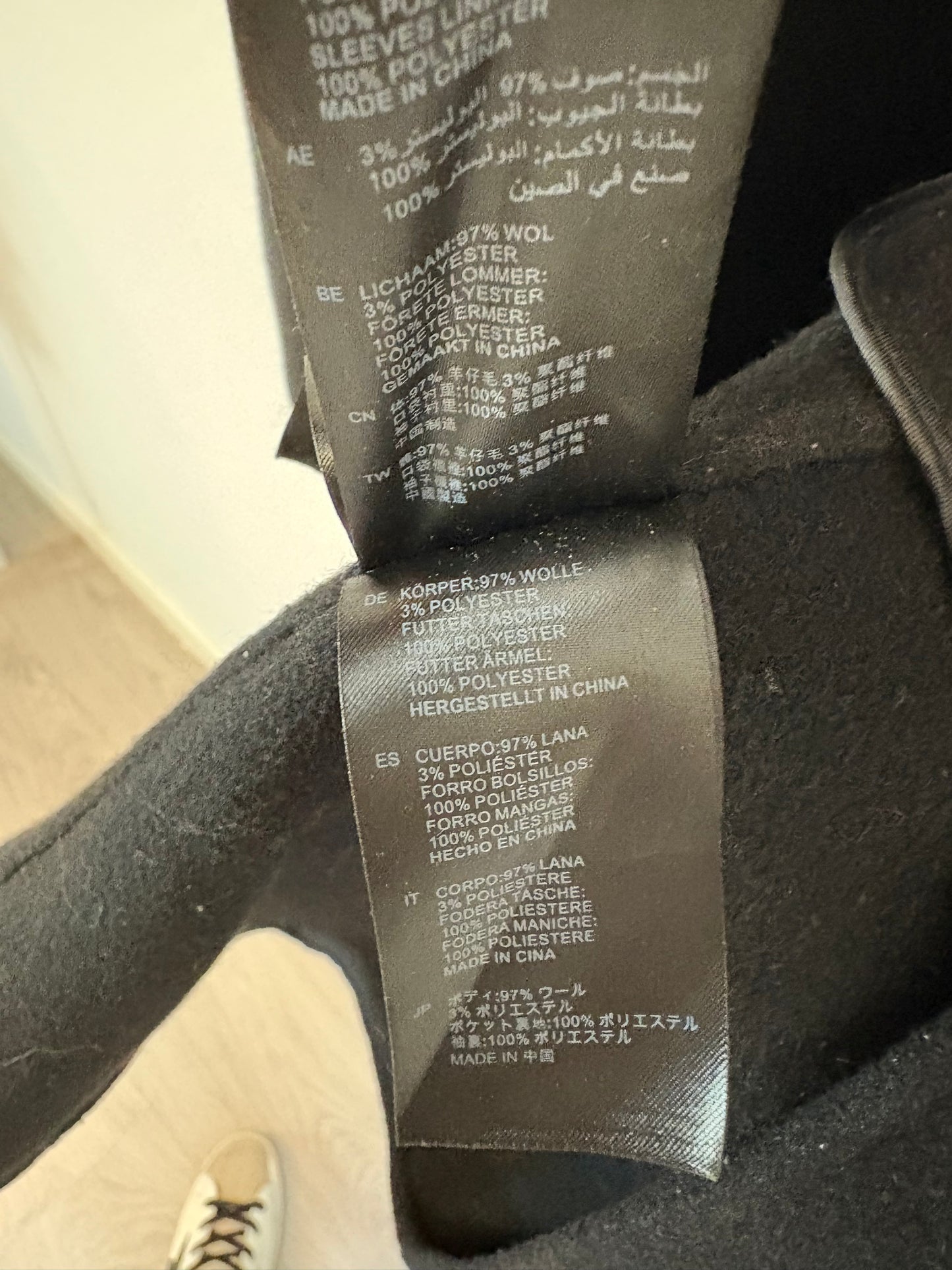 SANDRO. Abrigo negro lana