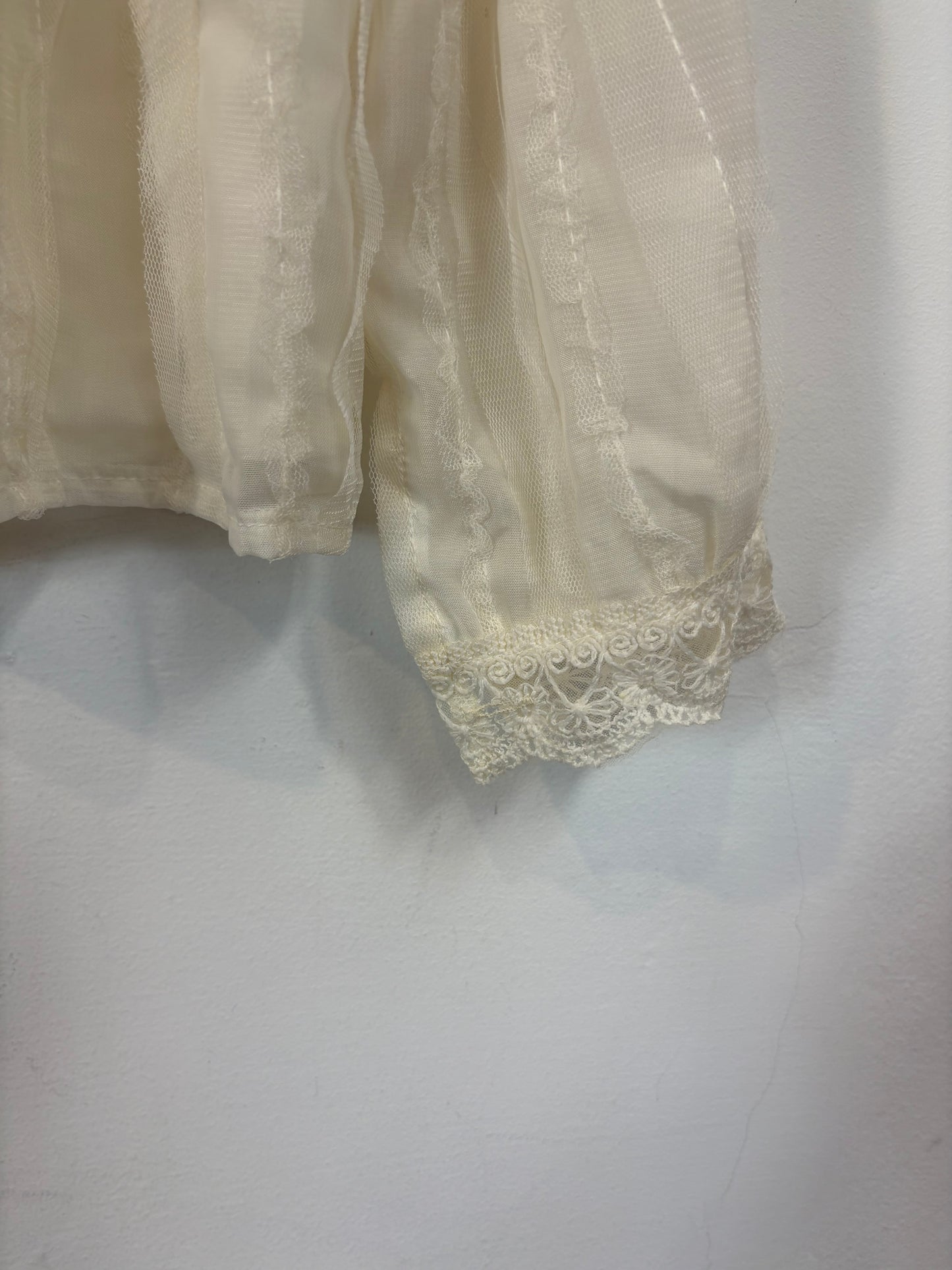 OTRAS. Blusa color crudo encaje