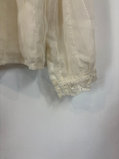 OTRAS. Blusa color crudo encaje