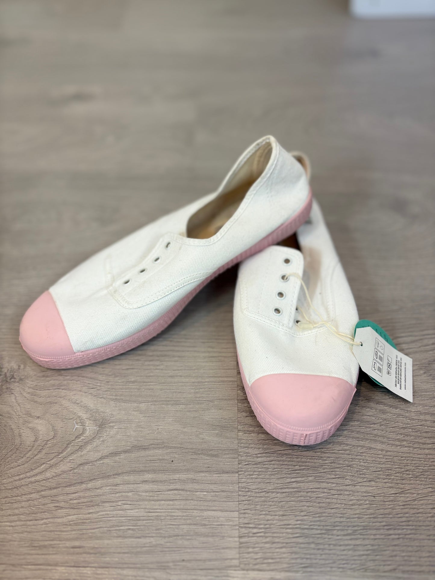 VICTORIA. Zapatilla blanca puntera. T 41