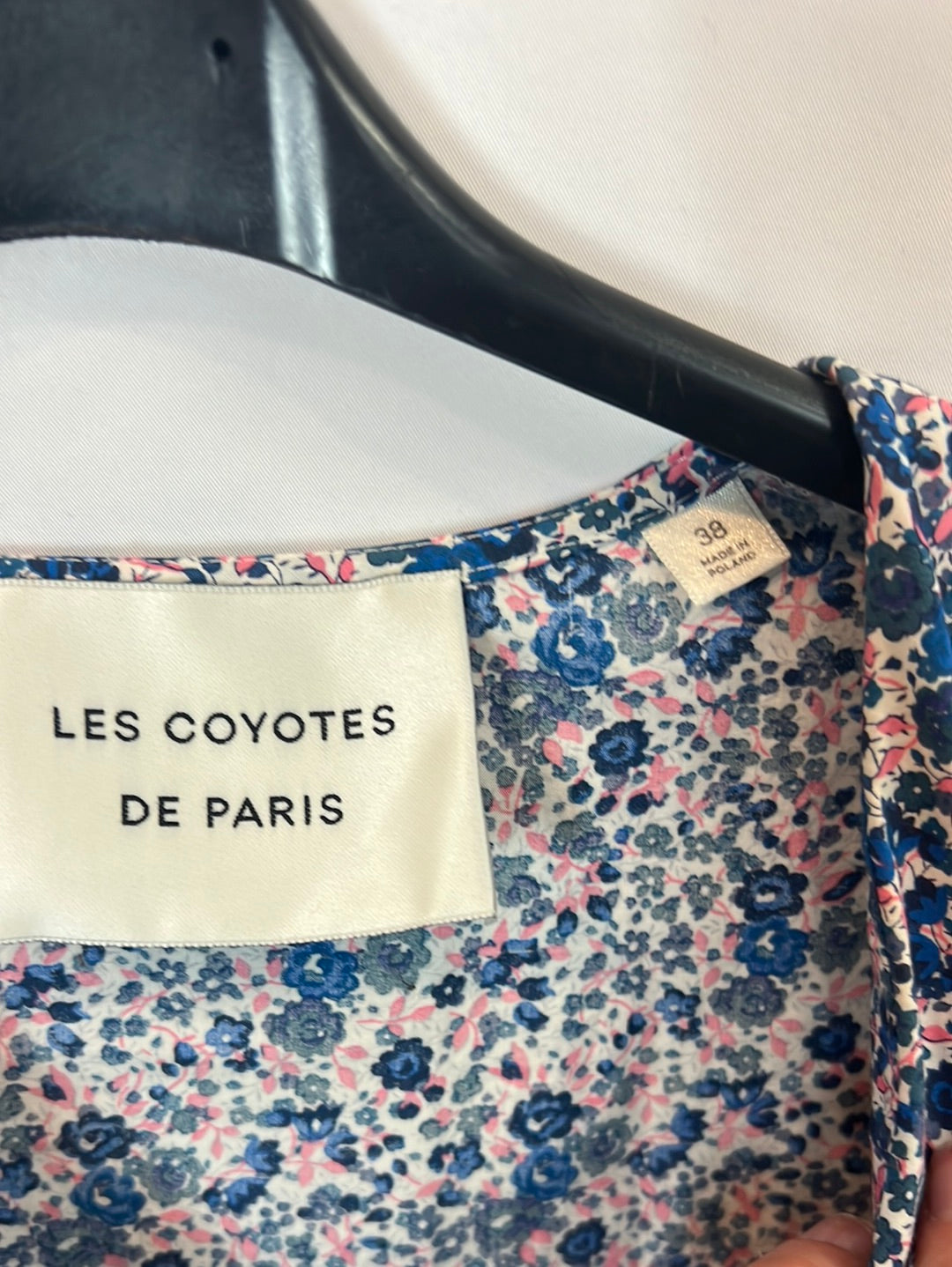 LES COYOTES DE PARIS. blusa azul flores T.38