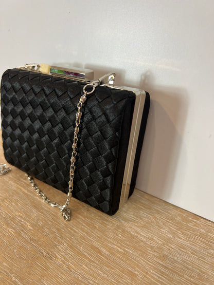 OTRAS. bolso mini negro trenzado