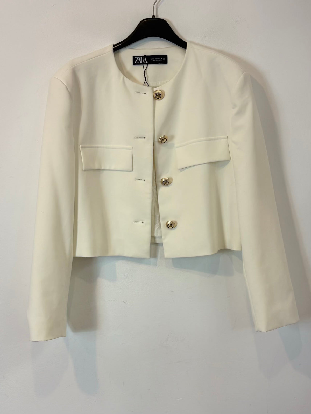 ZARA. Chaqueta blanca botones dorados