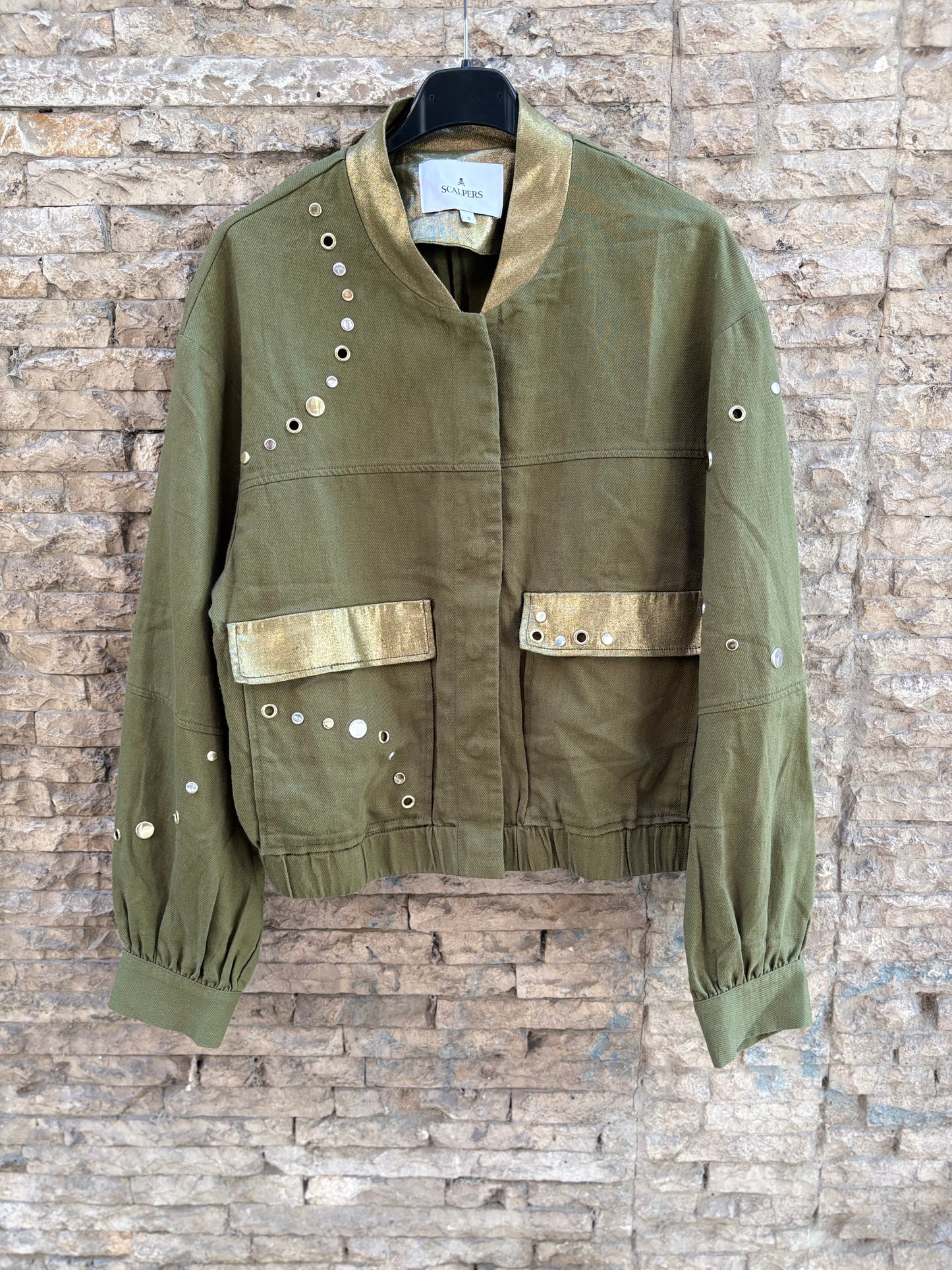 SCALPERS. Conjunto verde tachas. T S