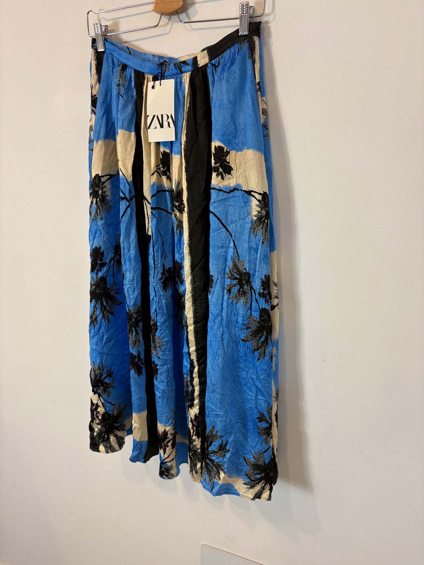 ZARA. Falda midi palmeras